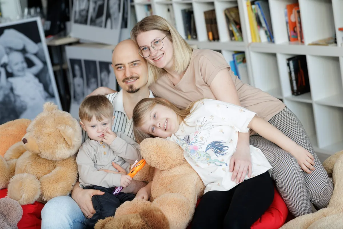 Šeima su meškiukais Šeimos namuose